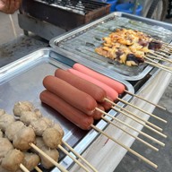 ลูกชิ้นปิ้ง BTS สนามเป้า ทางออก 3