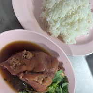 ขาหมูเจริญแสงสีลม สีลม