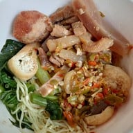 เมนู ก๋วยเตี๋ยวนายอ้วนเย็นตาโฟบะเต็งเสาชิงช้า เสาชิงช้า