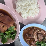 ขาหมูเจริญแสงสีลม สีลม