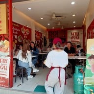 บรรยากาศ ก๋วยเตี๋ยวนายอ้วนเย็นตาโฟบะเต็งเสาชิงช้า เสาชิงช้า