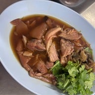 ขาหมูเจริญแสงสีลม สีลม