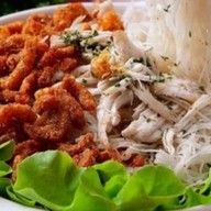 ครัววิศวะ หมี่ไก่ฉีก ข้าวไข่ข้นไก่กรอบ ของทานเล่น