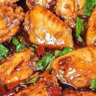 ข้าวหมูกระเทียม กะเพราปีกไก่ พริกแห้ง