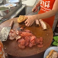 ธานี ข้าวหมูแดง - หมูกรอบ อารีย์