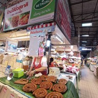 หน้าร้าน แคบหมูศศิธร ไสัอั่วสุชาติ ตลาดทุ่งเกีวยน