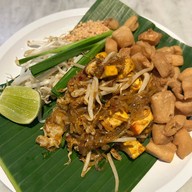 ผัดไทยไฟทะลุ King Power รางน้ำ