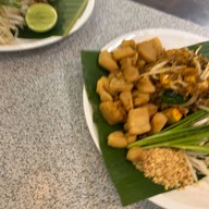 ผัดไทยไฟทะลุ King Power รางน้ำ