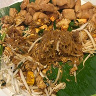 ผัดไทยไฟทะลุ King Power รางน้ำ