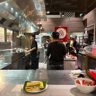 ผัดไทยไฟทะลุ King Power รางน้ำ