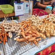 บรรยากาศ ลูกชิ้นทอด 5 บาท ตลาดเสือใหญ่อุทิศ