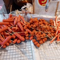 บรรยากาศ ลูกชิ้นทอด 5 บาท ตลาดเสือใหญ่อุทิศ
