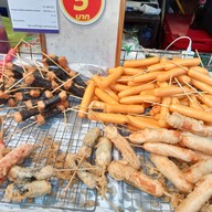 บรรยากาศ ลูกชิ้นทอด 5 บาท ตลาดเสือใหญ่อุทิศ