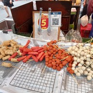 บรรยากาศ ลูกชิ้นทอด 5 บาท ตลาดเสือใหญ่อุทิศ
