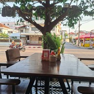 อร่อยเฉย...กะเพราถาด ลาดพร้าว-วังหิน