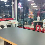 หน้าร้าน Wallace สะพานแดง รังสิต