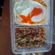อร่อยเฉย...กะเพราถาด ลาดพร้าว-วังหิน