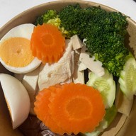 คุณรัตน์ข้าวมันไก่  ก๋วยจั๊บน้ำข้น ก๋วยจั๊บน้ำใส เกาเหลาเลือดหมู สาขา Foodvilla บางระมาด