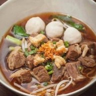 ก๋วยเตี๋ยวหมูตุ๋น By สกาย