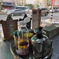 บรรยากาศ ก๋วยจั๊บเอกไพลิน ศรีนครินทร์