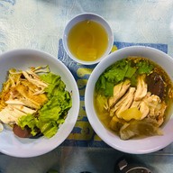 ก๋วยเตี๋ยวไก่ ปลาวาฬ