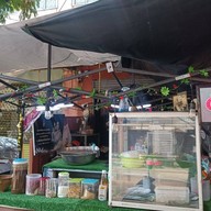 ส้มตำใต้สะพานลอย (ข้าวขาหมู ส้มตำ ยำ ลาบ น้ำตก คอหมูย่าง ไก่ย่าง ต้มแซ่บ ต้มยำ) 215 สุคนธสวัสดิ์ ลาดพร้าว