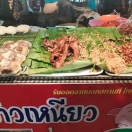 หน้าร้าน ข้าวเหนียว + หมูทอด 25 บาท เซฟวันโก
