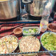 หน้าร้าน ขวัญใจ ขนมจีน ตลาดเซฟวันโก แยก คปอ.