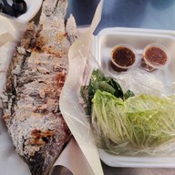 เมนูของร้าน ปลาเผา ริมเลซีฟู้ดตลาดกลางลาดสวาย