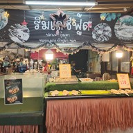 หน้าร้าน ปลาเผา ริมเลซีฟู้ดตลาดกลางลาดสวาย