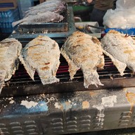 เมนูของร้าน ปลาเผา ริมเลซีฟู้ดตลาดกลางลาดสวาย