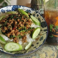 ครัวกลางซอย อาหารตามสั่ง กระเพรา-หมูกะเทียม