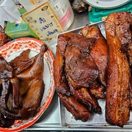 เมนูของร้าน นายโอวหมูแดงอบเตาถ่าน ตลาดตรอกหม้อ