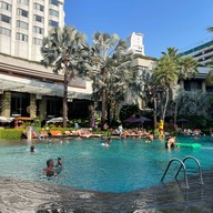 บรรยากาศ Riverside Splashing Songkran Pool Party