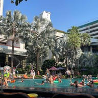 บรรยากาศ Riverside Splashing Songkran Pool Party