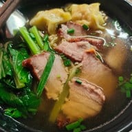 เมนูของร้าน เต็ม10บะหมี่เกี๊ยว ข้าวขาหมู ข้าวหมูแดง หมูกรอบ ข้าวมันไก่ กระเพรา เล้ง ลำลูกกา2