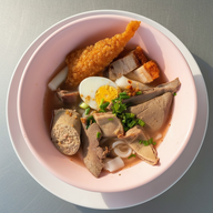เมนู ก๋วยจั๊บน้ำข้นและข้าวหมูกรอบ อนุสาวรีย์ 3 กษัตริย์