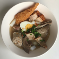 เมนู ก๋วยจั๊บน้ำข้นและข้าวหมูกรอบ อนุสาวรีย์ 3 กษัตริย์
