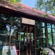 เรือนไทยผู้ใหญ่เด่น -