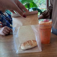 เรือนไทยผู้ใหญ่เด่น -