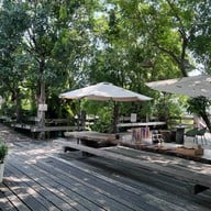 เรือนไทยผู้ใหญ่เด่น -