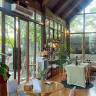 เรือนไทยผู้ใหญ่เด่น -