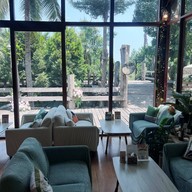 เรือนไทยผู้ใหญ่เด่น -