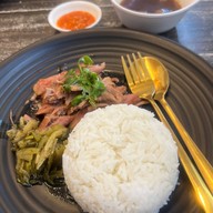 ขาหมูกระทะทอง(ต้มถั่ว) คลองสาน - เจริญนคร - ตากสิน