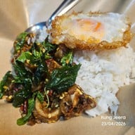 เมนูของร้าน ก็เพราะกะเพรา ถนนนวลจันทร์