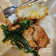 เมนูของร้าน ก็เพราะกะเพรา ถนนนวลจันทร์