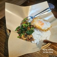 เมนูของร้าน ก็เพราะกะเพรา ถนนนวลจันทร์