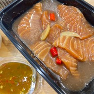 เมนูของร้าน ทะเลดองบางคล้า กุ้งดองแซลม่อนดองซีฟู๊ด หน้าเซเว่นระเบียบกิจอนุสรณ์ตรงข้ามตลาดนัดวัดโพธิ์