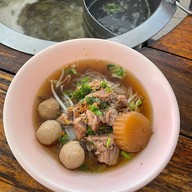 ข้าวมันไก่ใบบุญ/ก๋วยเตี๋ยว หลังศาลากลาง