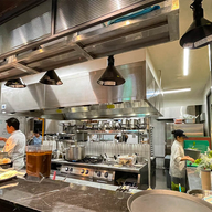 บรรยากาศ Bread Street Kitchen Emsphere